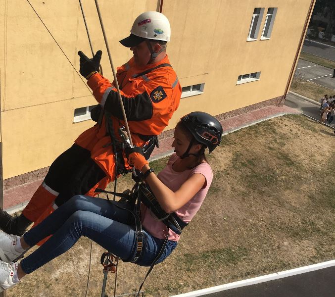 Студенти спускаються вниз з висоти 15-ти метрів у супроводі працівників ДСНС